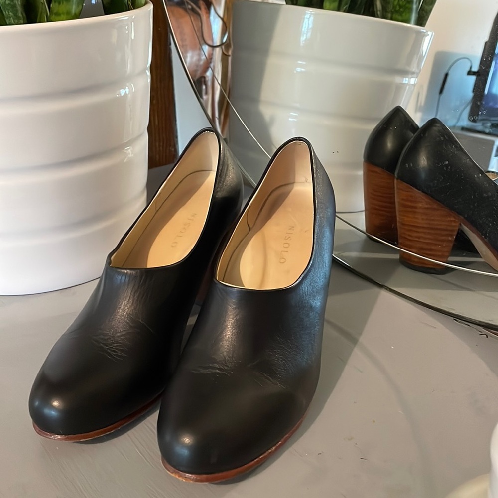 Nisolo Austin pump in Black